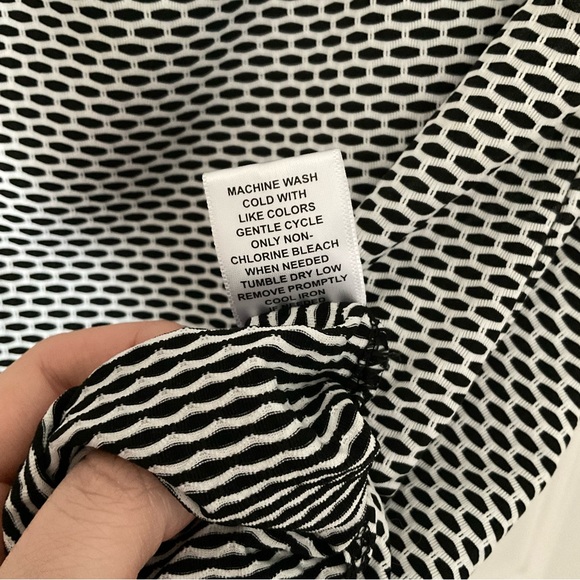 ELLE Sleeveless Blouse, Size Medium - Picture 5 of 5